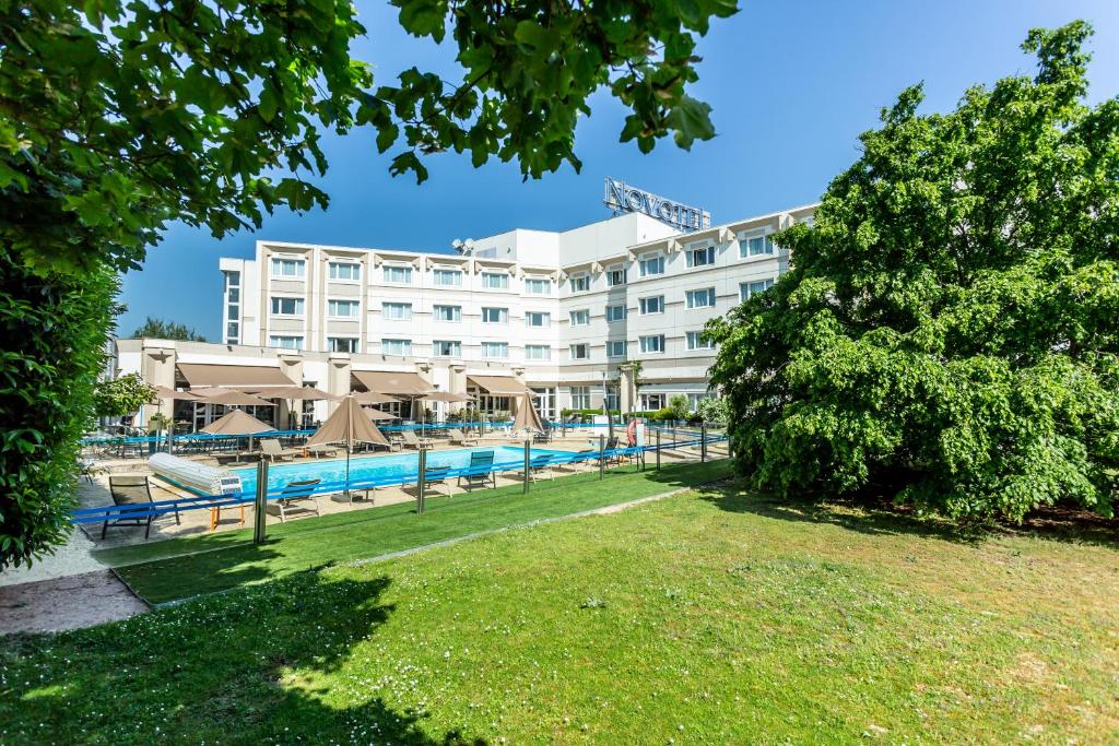 Bazén v ubytování Novotel Bourges nebo v jeho okolí
