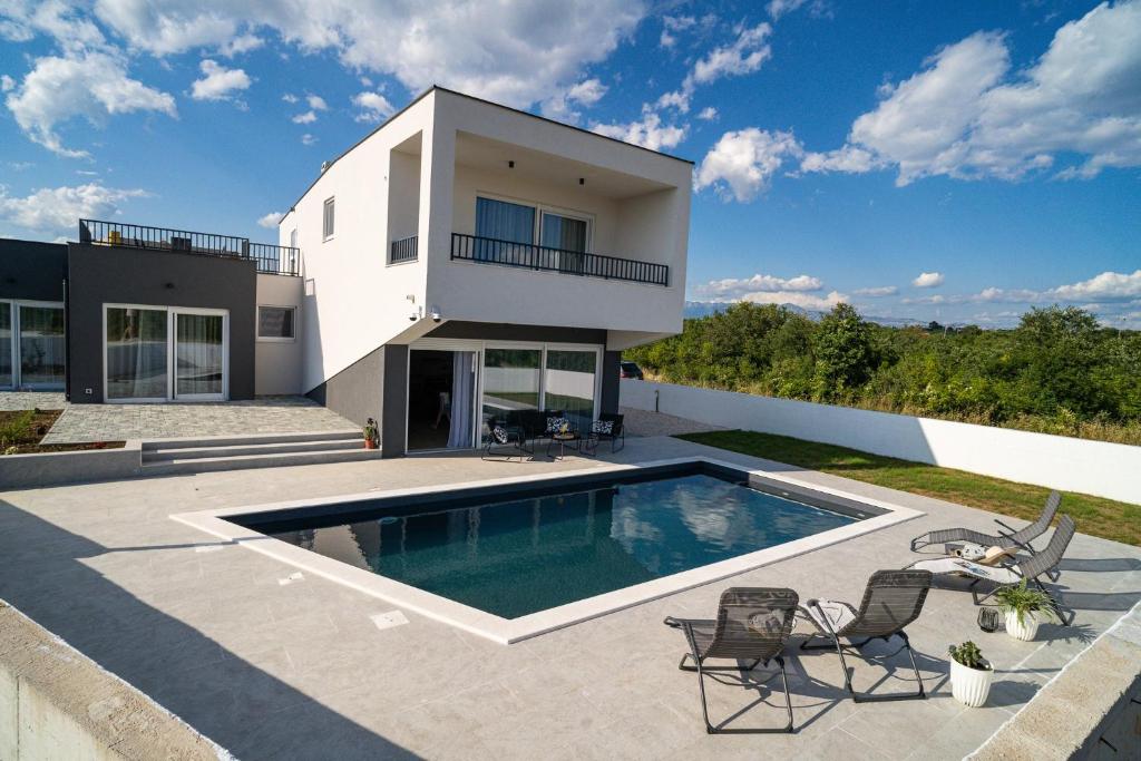 uma casa com piscina no quintal em Villa Fortunata em Poličnik