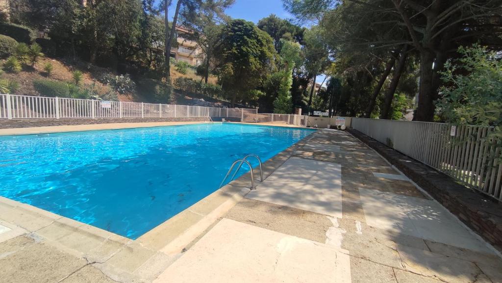 Bazén v ubytovaní Studio avec vue mer et terrasse alebo v jeho blízkosti
