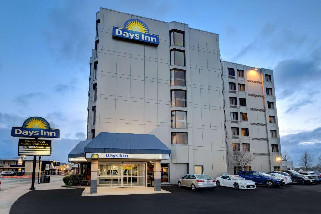 un hôtel avec des voitures garées dans un parking dans l'établissement Days Inn by Wyndham Niagara Falls Near The Falls, à Niagara Falls