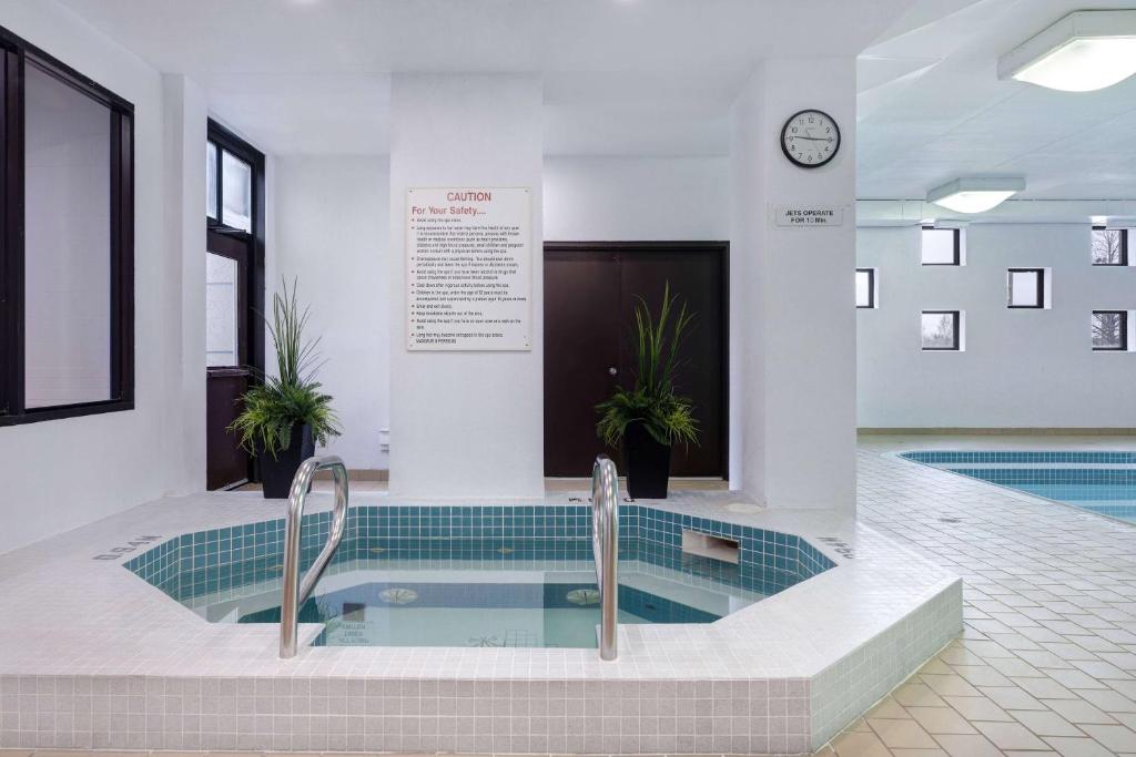 Days Inn by Wyndham Niagara Falls Near The Falls - Resim 13