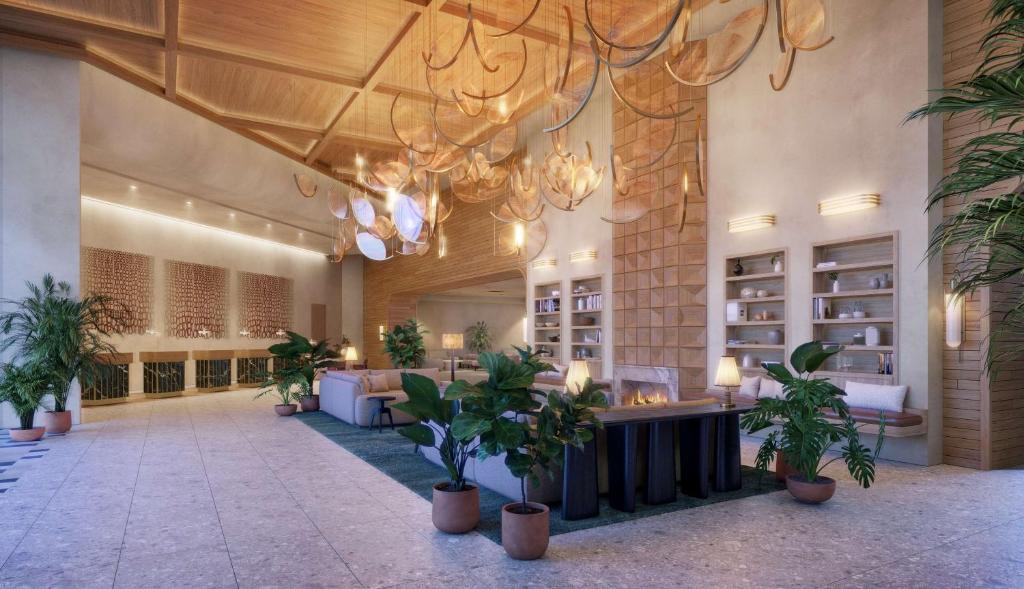 een lobby met potplanten en een kroonluchter bij Hyatt Regency Irvine in Irvine