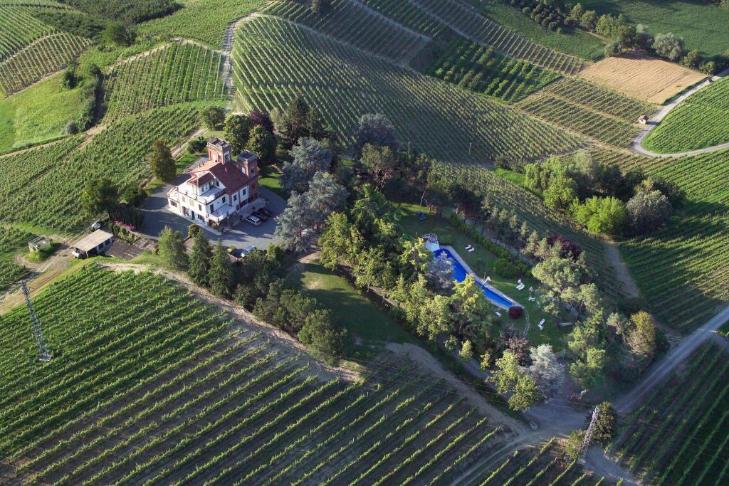 una vista aérea de una mansión en un viñedo en Villa Cornarea, en Canale