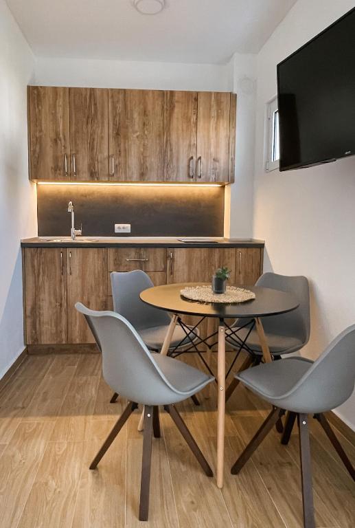 TV a/nebo společenská místnost v ubytování Apartmani Živanović Ulcinj