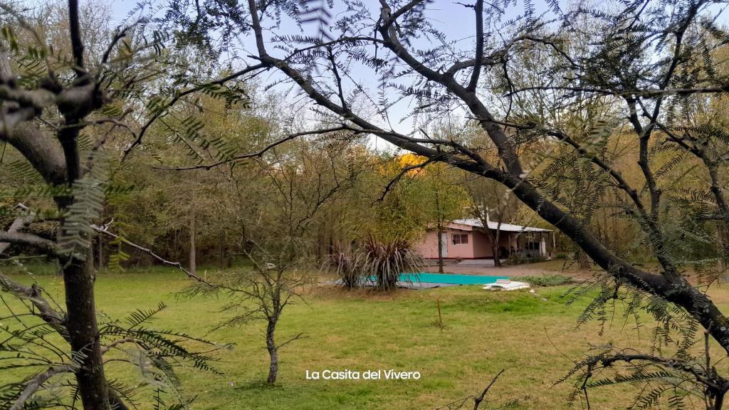ein Haus inmitten eines Feldes mit Bäumen in der Unterkunft La Casita del Vivero in Casa Grande