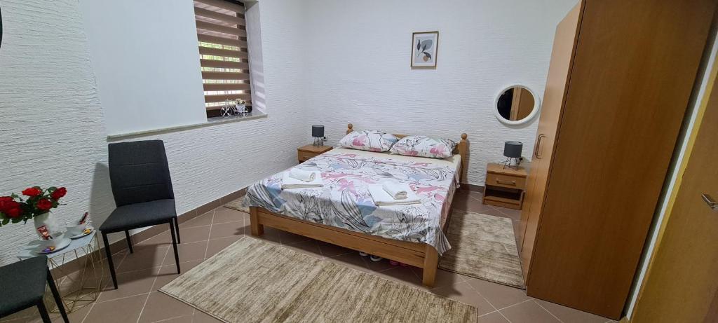 um quarto com uma cama e uma secretária com um telefone em Prenoćište Dubravka em Livno