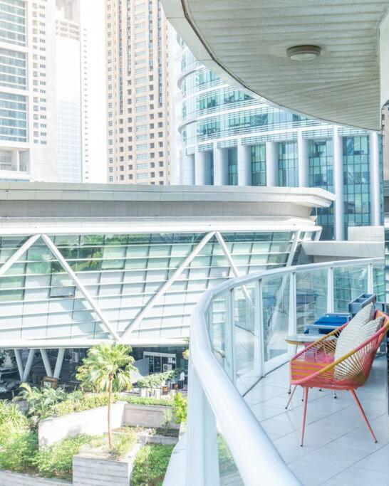 Foto dalla galleria di Breathtaking lake view in JLT metro cluster a Dubai