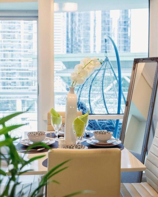 Foto dalla galleria di Breathtaking lake view in JLT metro cluster a Dubai