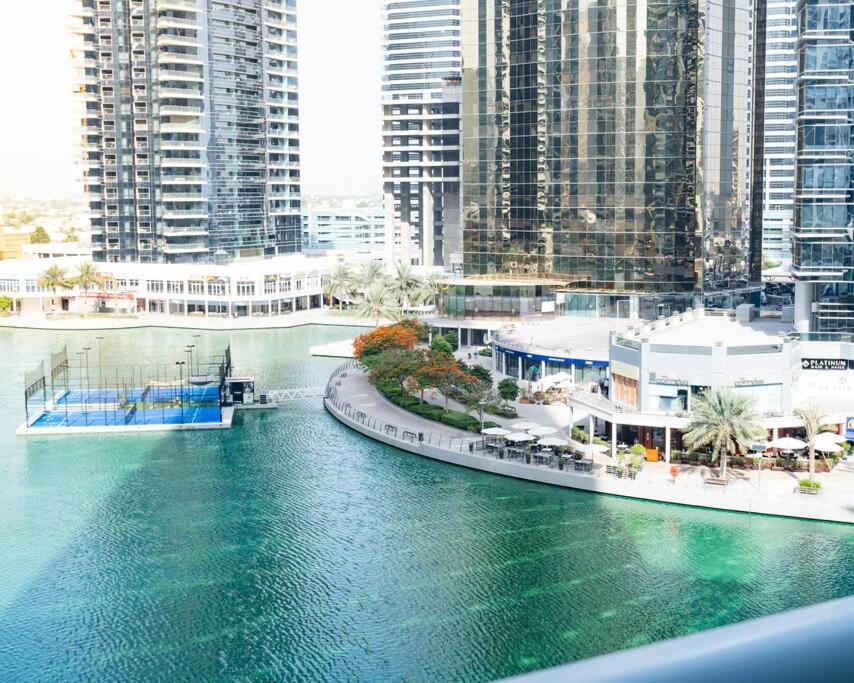 Foto dalla galleria di Breathtaking lake view in JLT metro cluster a Dubai