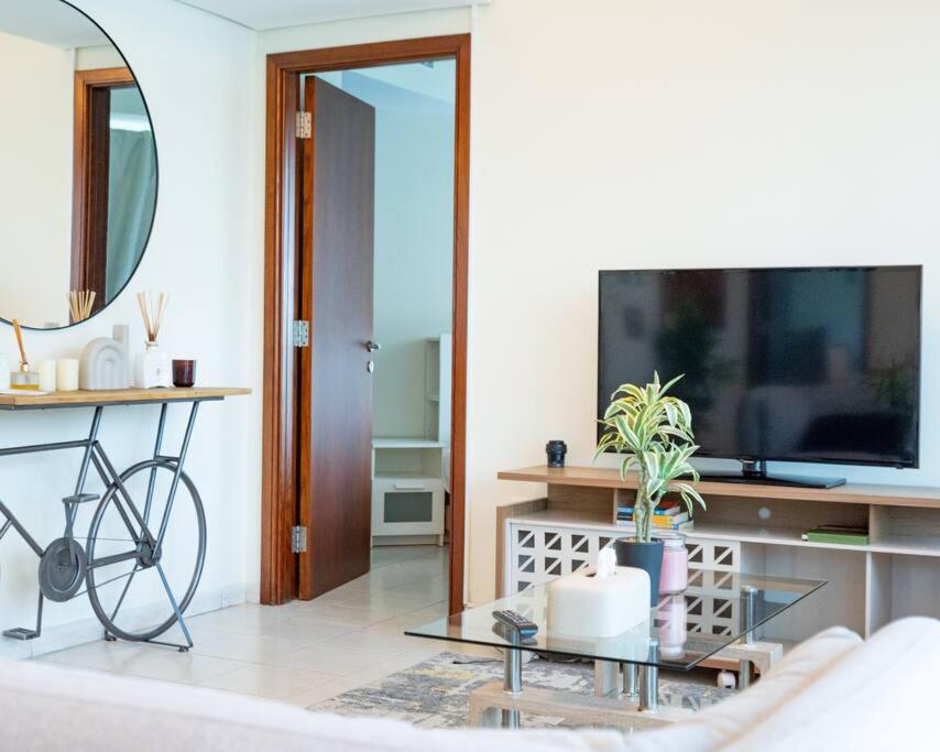 Foto dalla galleria di Breathtaking lake view in JLT metro cluster a Dubai