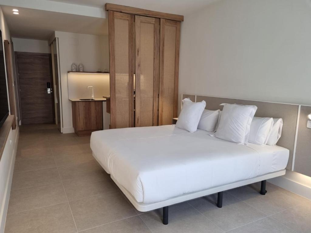 Reina Victoria Velázquez, Alicante – Updated 2023 Prices