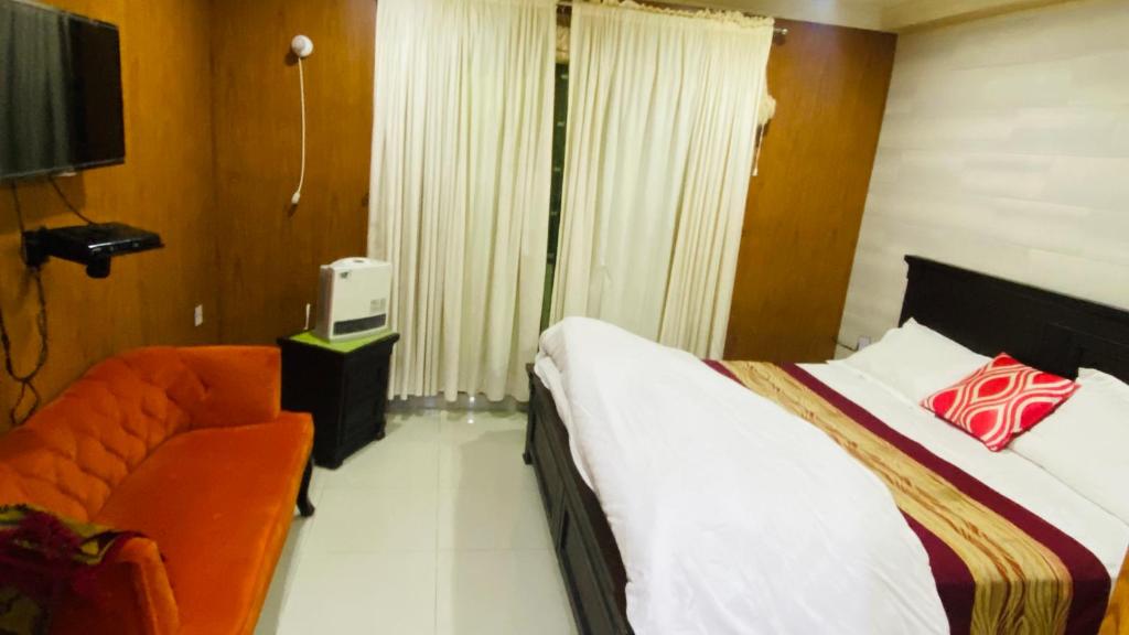 Shagufta Hotel Murree - Double Room With Mountain View