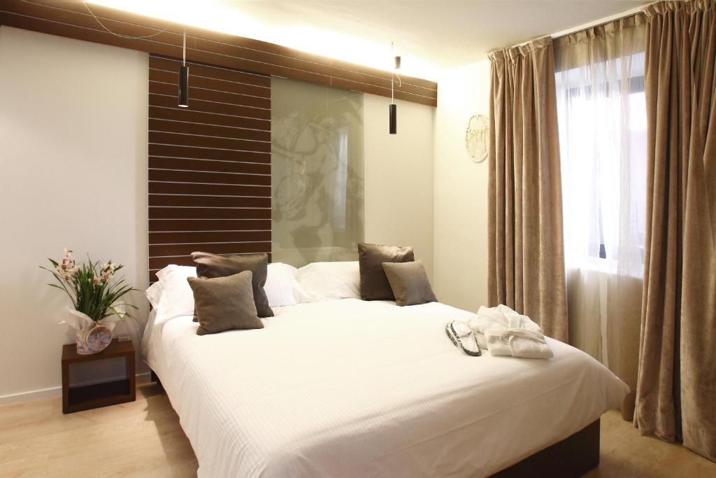 Postel nebo postele na pokoji v ubytování Hotel Museu Llegendes de Girona
