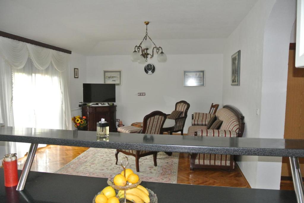 eine Küche und ein Wohnzimmer mit einem Tisch und Stühlen in der Unterkunft Heart of Sarajevo - Bakarevica luxury apartman in Sarajevo