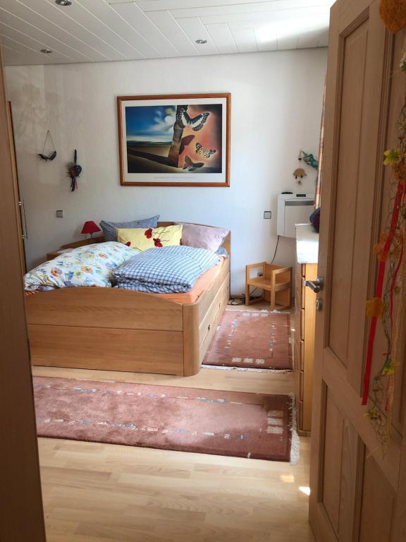 a bedroom with a bed in a room at Doppelzimmer mit Wasserbett in Winningen