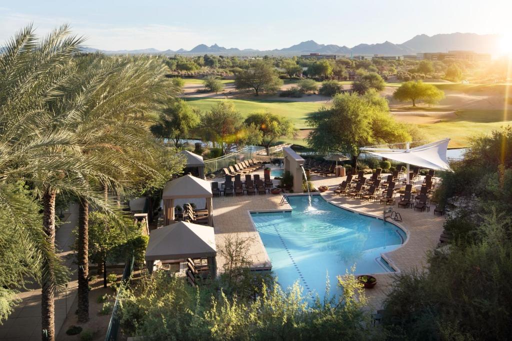 una vista aérea de una piscina en un complejo en The Westin Kierland Villas, Scottsdale, en Scottsdale