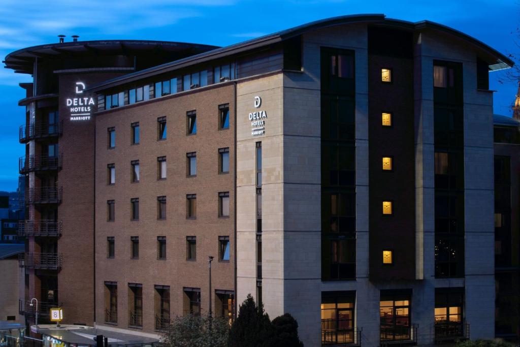 un edificio con un cartel en el costado en Delta Hotels by Marriott Liverpool City Centre, en Liverpool