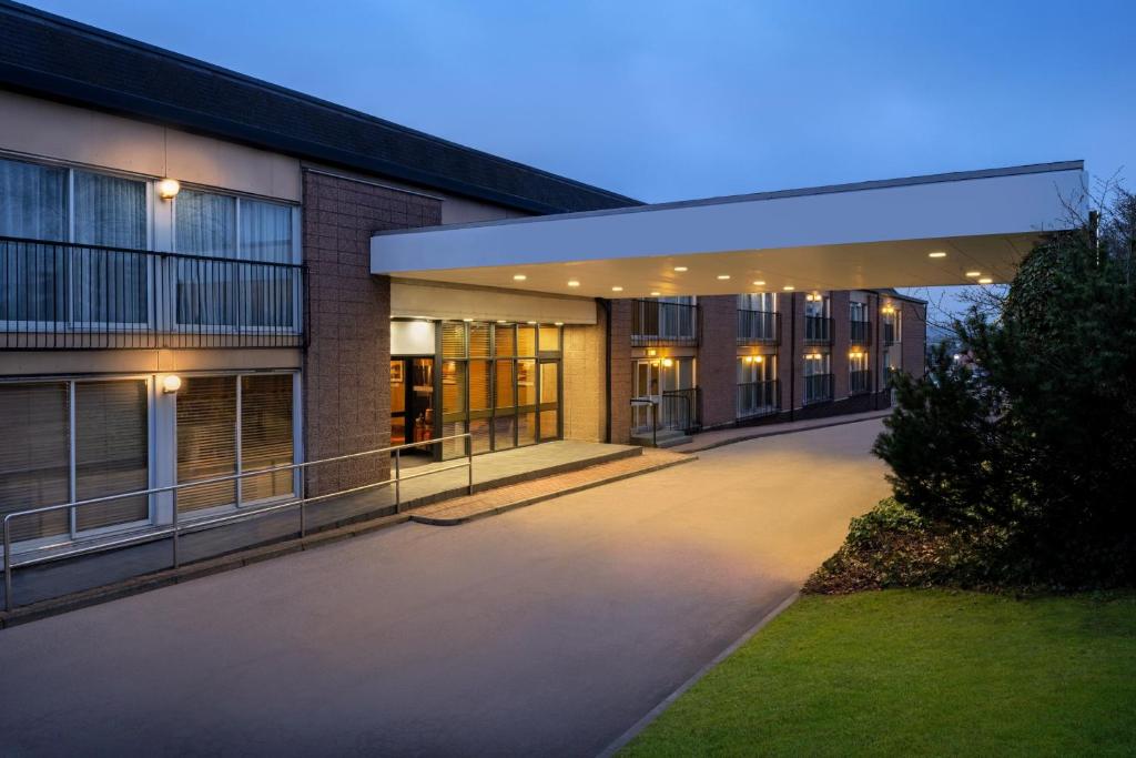 uma vista exterior de um edifício com uma entrada em The Aberdeen Dyce Hotel em Dyce