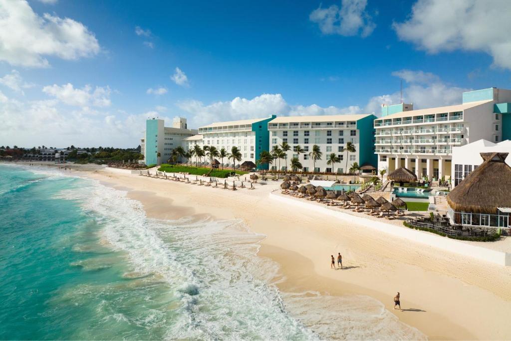 una vista aérea de la playa frente al complejo en The Westin Resort & Spa Cancun en Cancún
