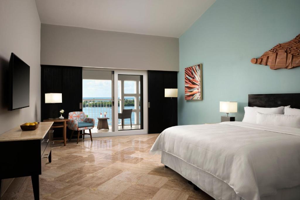 Postel nebo postele na pokoji v ubytování The Westin Resort & Spa Cancun