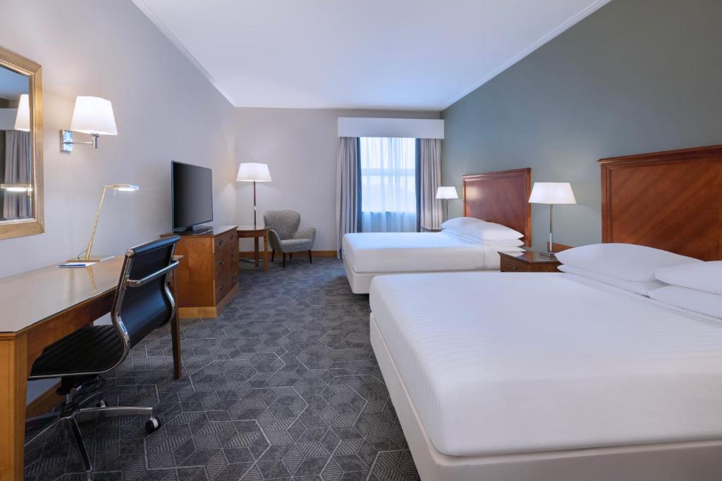 贝克斯利黑思Delta Hotels by Marriott Bexleyheath的有两张床和一张书桌的酒店房间