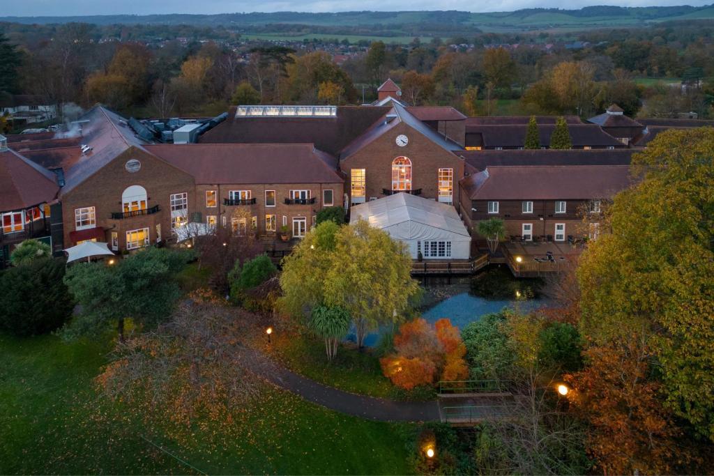 una vista aérea de un gran edificio con un estanque en Delta Hotels by Marriott Tudor Park Country Club, en Maidstone
