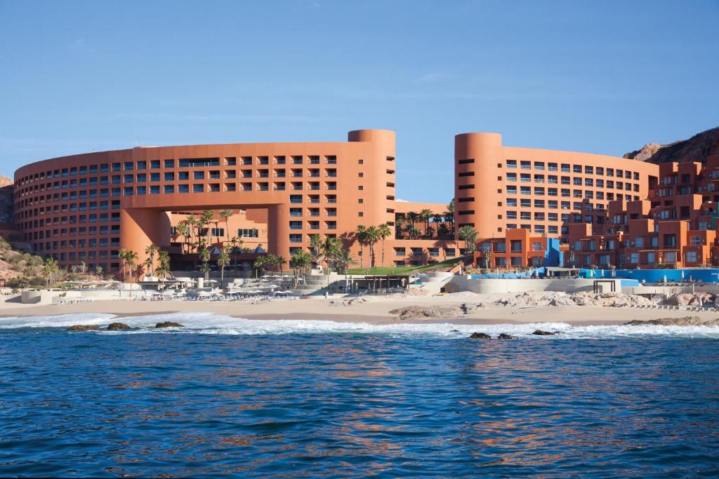 uma praia em frente a um resort com edifícios em The Westin Los Cabos Resort Villas em San José del Cabo