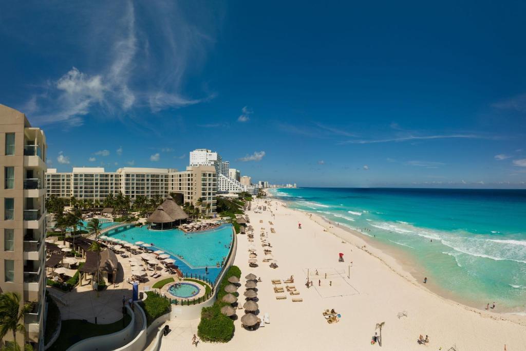 eine Luftansicht auf den Strand und das Meer in der Unterkunft The Westin Lagunamar Ocean Resort Villas & Spa Cancun in Cancún