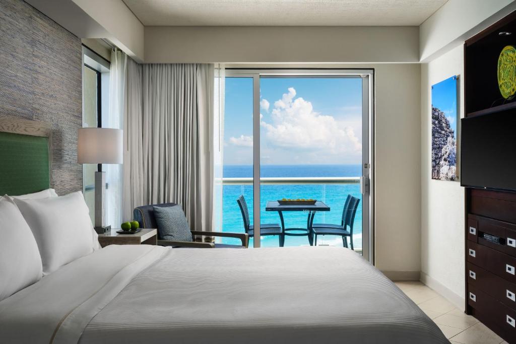 Postel nebo postele na pokoji v ubytování The Westin Lagunamar Ocean Resort Villas & Spa Cancun