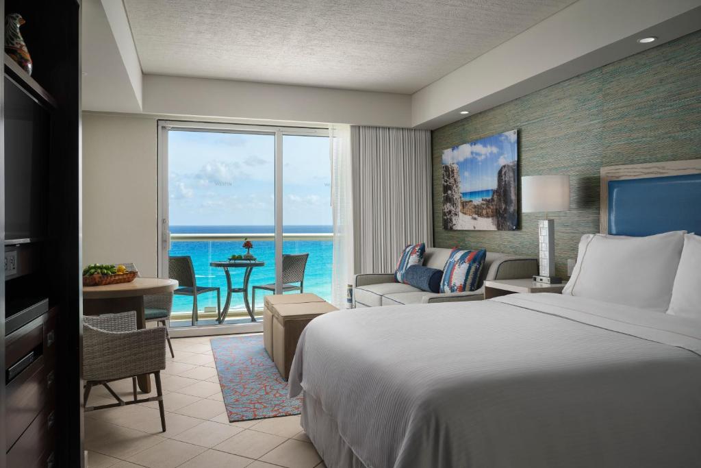 Postel nebo postele na pokoji v ubytování The Westin Lagunamar Ocean Resort Villas & Spa Cancun
