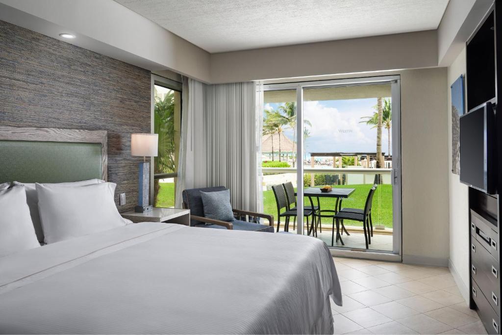 Postel nebo postele na pokoji v ubytování The Westin Lagunamar Ocean Resort Villas & Spa Cancun
