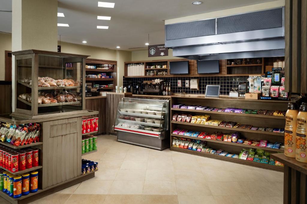 Supermarket nebo jiné obchody v  rezortu nebo okolí