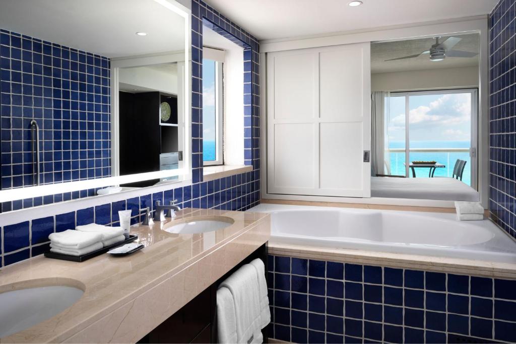 Koupelna v ubytování The Westin Lagunamar Ocean Resort Villas & Spa Cancun
