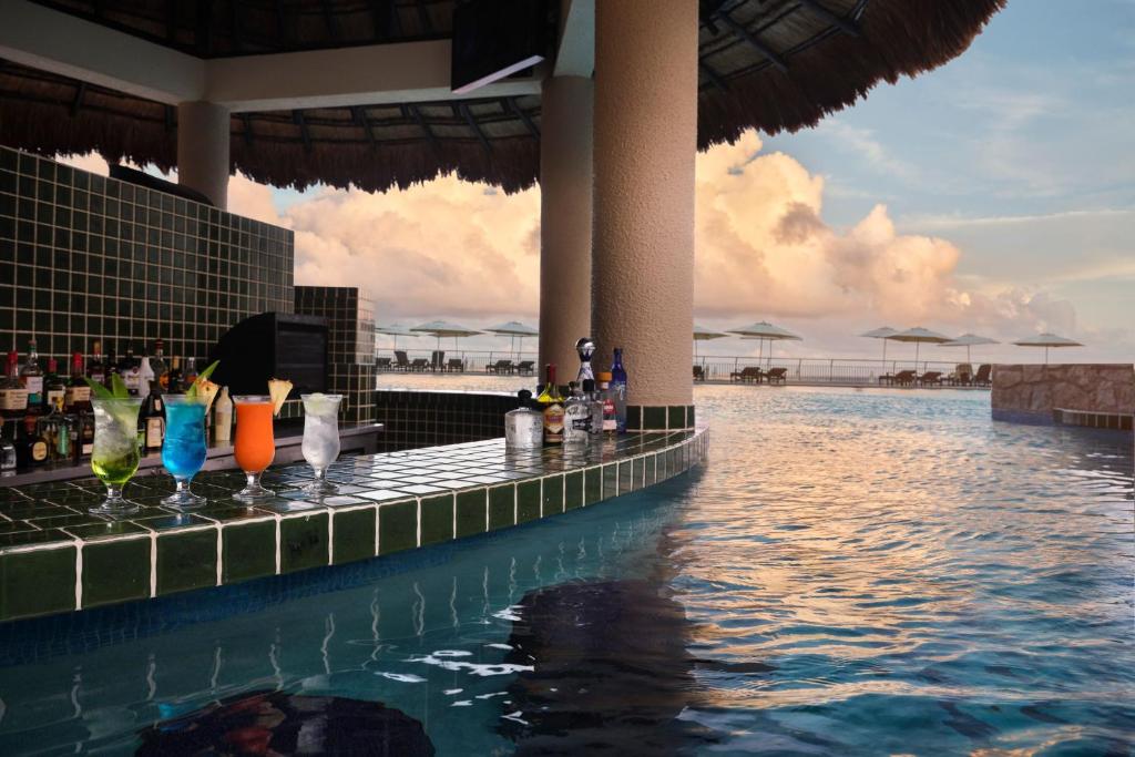 Bazén v ubytování The Westin Lagunamar Ocean Resort Villas & Spa Cancun nebo v jeho okolí