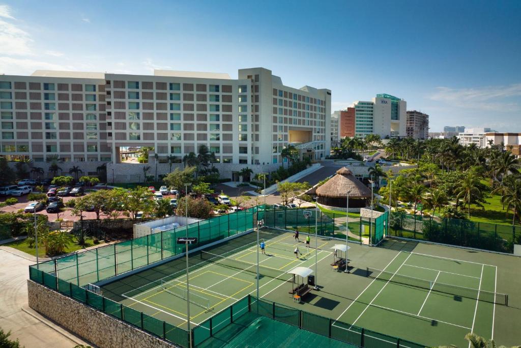 Tenis a/nebo squash v ubytování The Westin Lagunamar Ocean Resort Villas & Spa Cancun nebo okolí