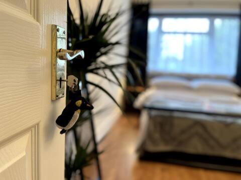 een deurknop met een persoon erop in een kamer bij Fourwinds in Maldon