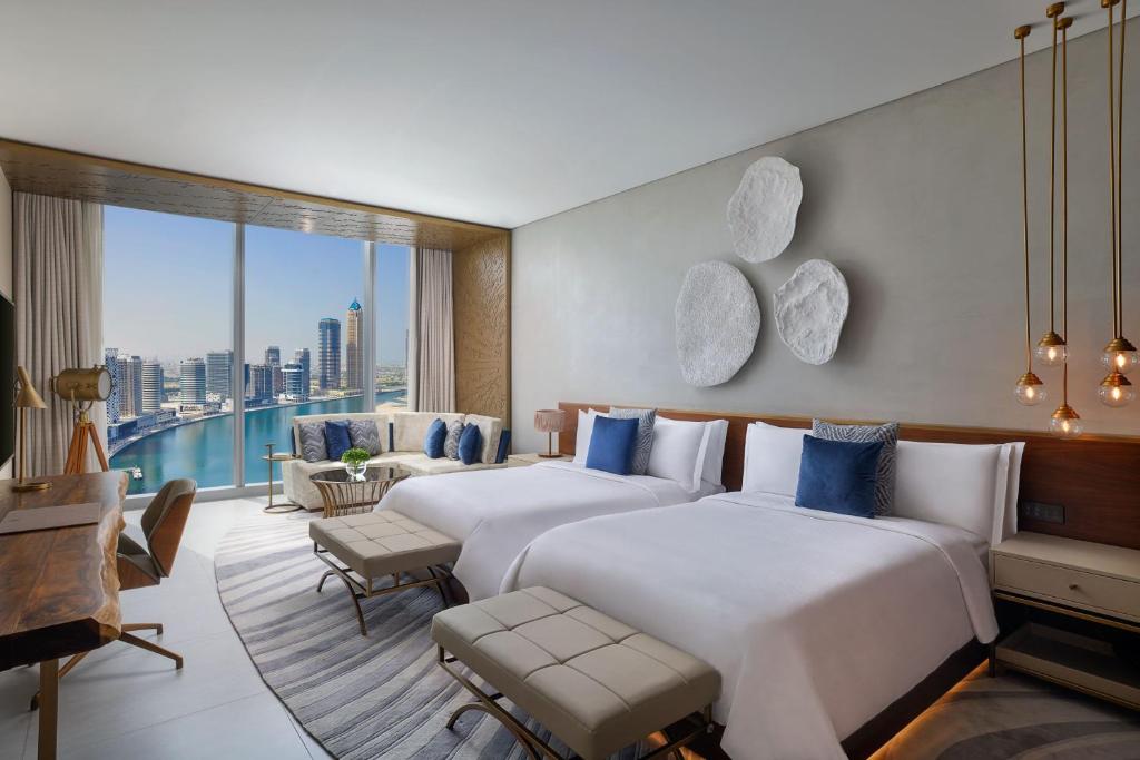 Bazén v ubytování The St. Regis Downtown Dubai nebo v jeho okolí