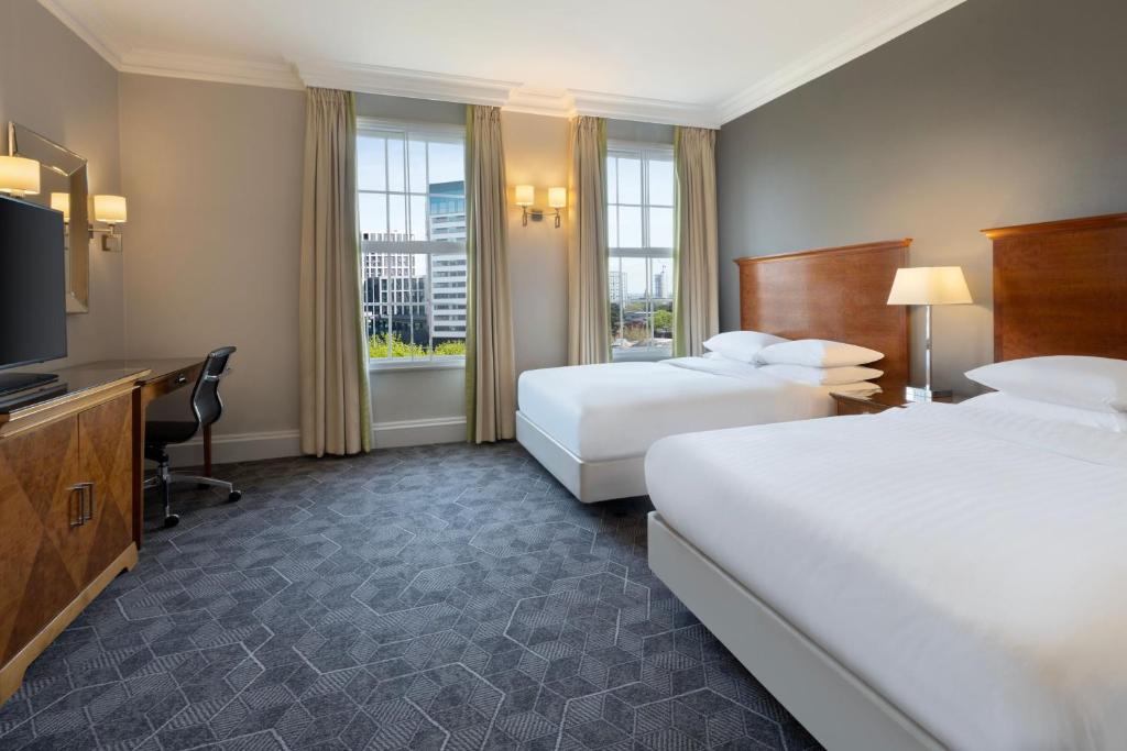 um quarto de hotel com duas camas e uma televisão de ecrã plano em Delta Hotels by Marriott Birmingham em Birmingham