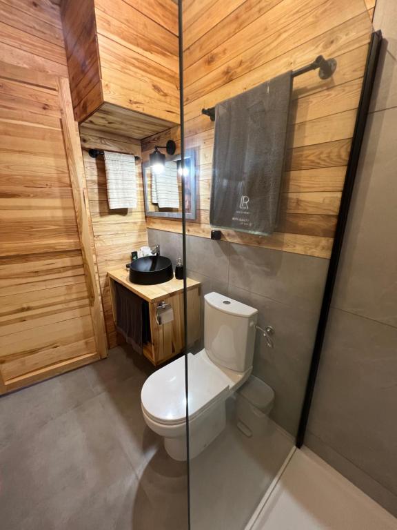 ein Badezimmer mit Toilette und Waschbecken in der Unterkunft Star One Wypoczynek Domek Jezioro Białe in Okuninka