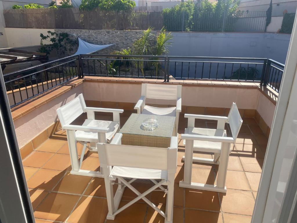 Balkón nebo terasa v ubytování Self Catering Luxury Villa in the beautiful area of Puerto Santiago Tenerife with 5 bedrooms 2 Sofabeds for up to 10 guests private swimming pool and many other activities to entertain the family Secure parking for 2 cars and disabled access throughout