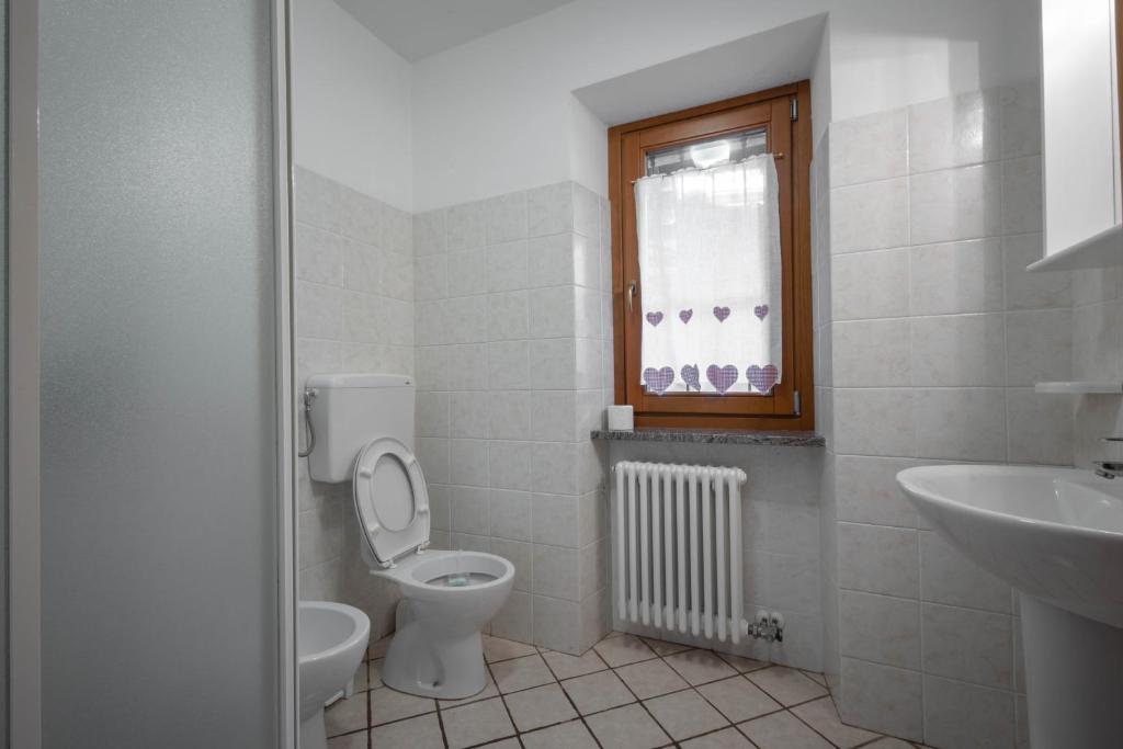Łazienka w obiekcie Le Vieux Noyer - Appartamenti al Verde villaggio di Rumiod