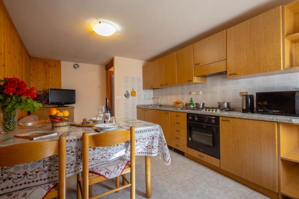 Kuchnia lub aneks kuchenny w obiekcie Le Vieux Noyer - Appartamenti al Verde villaggio di Rumiod