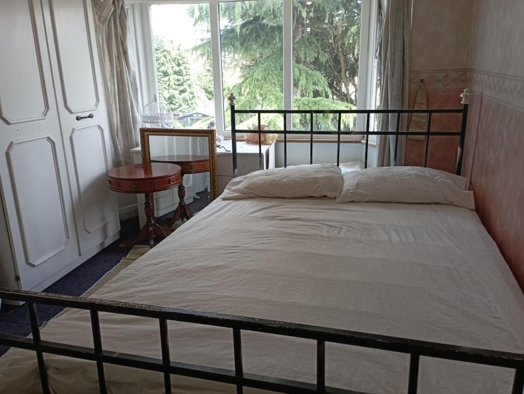 Ce lit se trouve dans un dortoir doté d'une grande fenêtre. dans l'établissement Beautiful Perry Barr room, à Birmingham