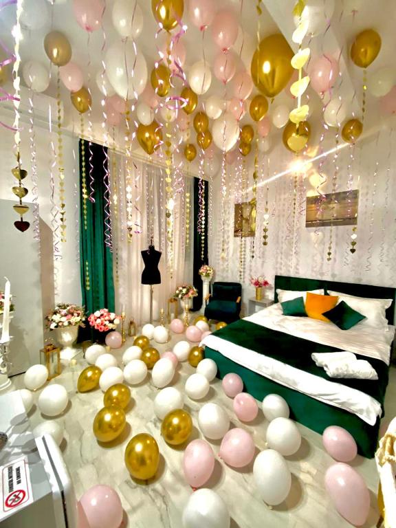 una camera da letto con un letto e palloncini sul soffitto di White House a Alexandria