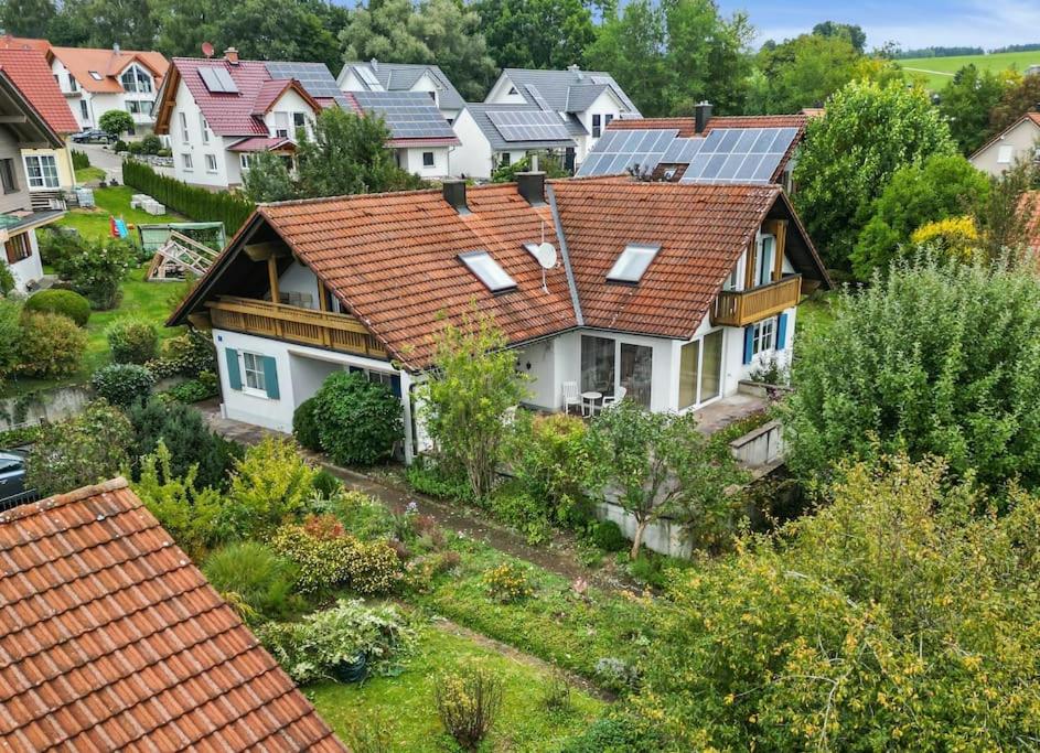 una fila di case con pannelli solari sui tetti di Schönes Ferienhaus in Allgäuer Top-Lage a Tussenhausen