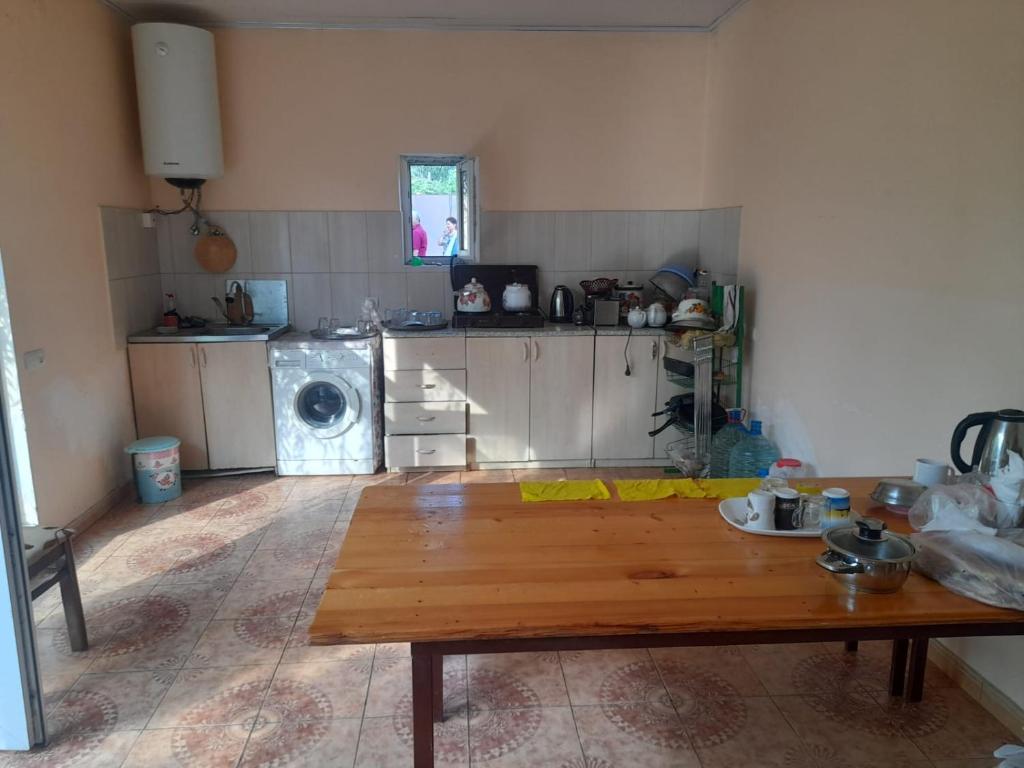 cocina con mesa de madera en una habitación en Rey, en Nabran