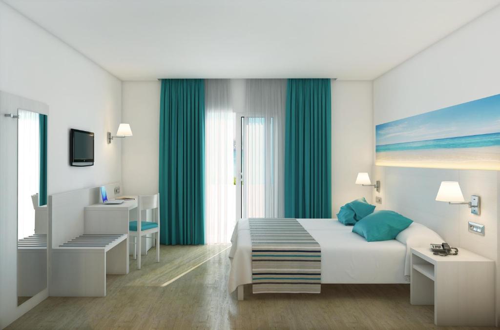 TV a/nebo společenská místnost v ubytování Hotel Playas de Paguera
