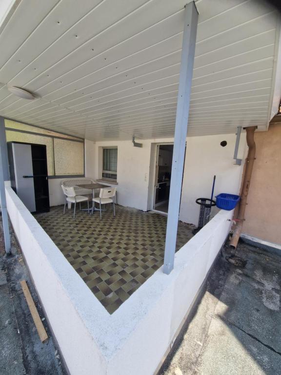 an empty patio with a table and chairs at Monteurwohnungen - Monteurunterkunft in Randersacker bei Würzburg in Randersacker