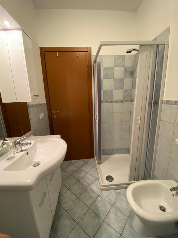 bagno con doccia, lavandino e servizi igienici di Saba's House a Ghizzano