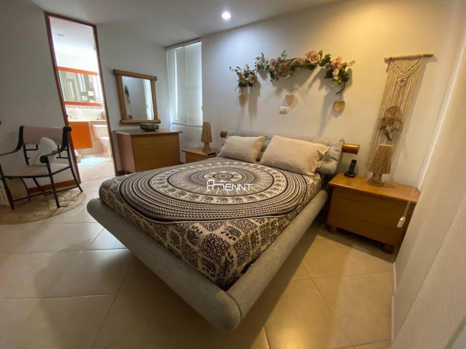 - une chambre avec un grand lit recouvert d'un mur dans l'établissement Beautiful apartment in Envigado, à Envigado